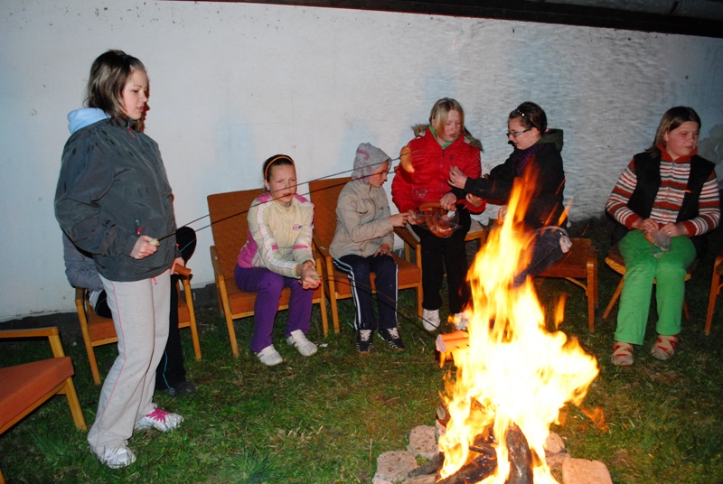 Noc s Andersenem 2010 Než začalo pršet, stihli jsme táborák...